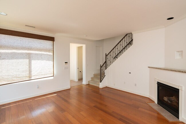 Building Photo - 3 Bedroom Townhome in Crown Point – Pacific Beach