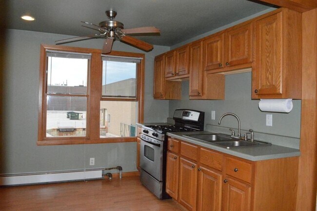 Building Photo - Stunning West Allis 2br upper un