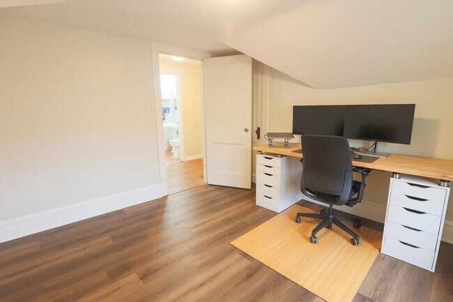 Foto del edificio - 1963 S 75th St