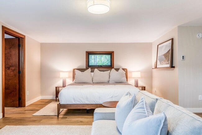 Foto del edificio - 1241 Birchmont Beach Rd NE