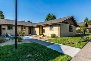 Foto del edificio - 220 Holiday Ln