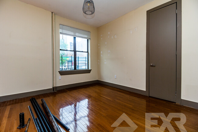 Foto del edificio - 705 St Marks Ave