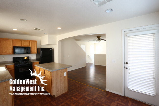 Building Photo - Tri-Level 3Bdm 3Ba Home Near Sunrise Mountain