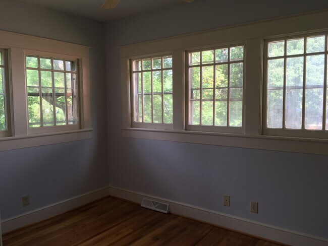 dormitorio trasero/estudio (sin armario) - 1010 Glenwood ave