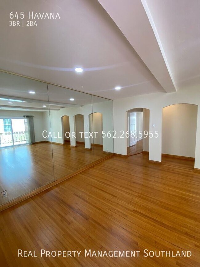 Building Photo - Remodelled 3/2 Home in Alamitos with MIL S...