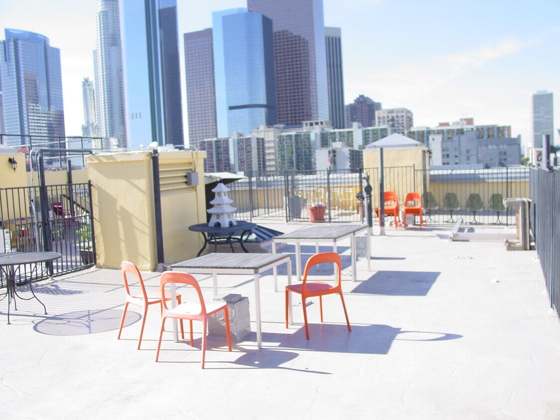 Foto principal - 108 W 2nd St