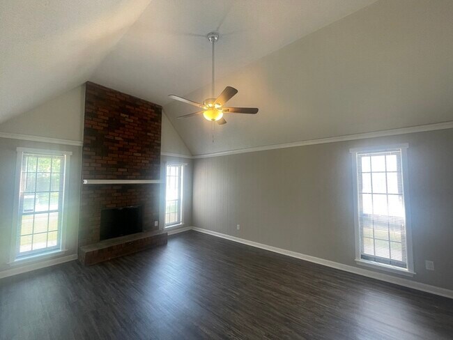 Foto del edificio - Charming 3BR/2BA Bartlett Area Home | Soaring High Ceilings, Brick Fireplace & Fenced Yard