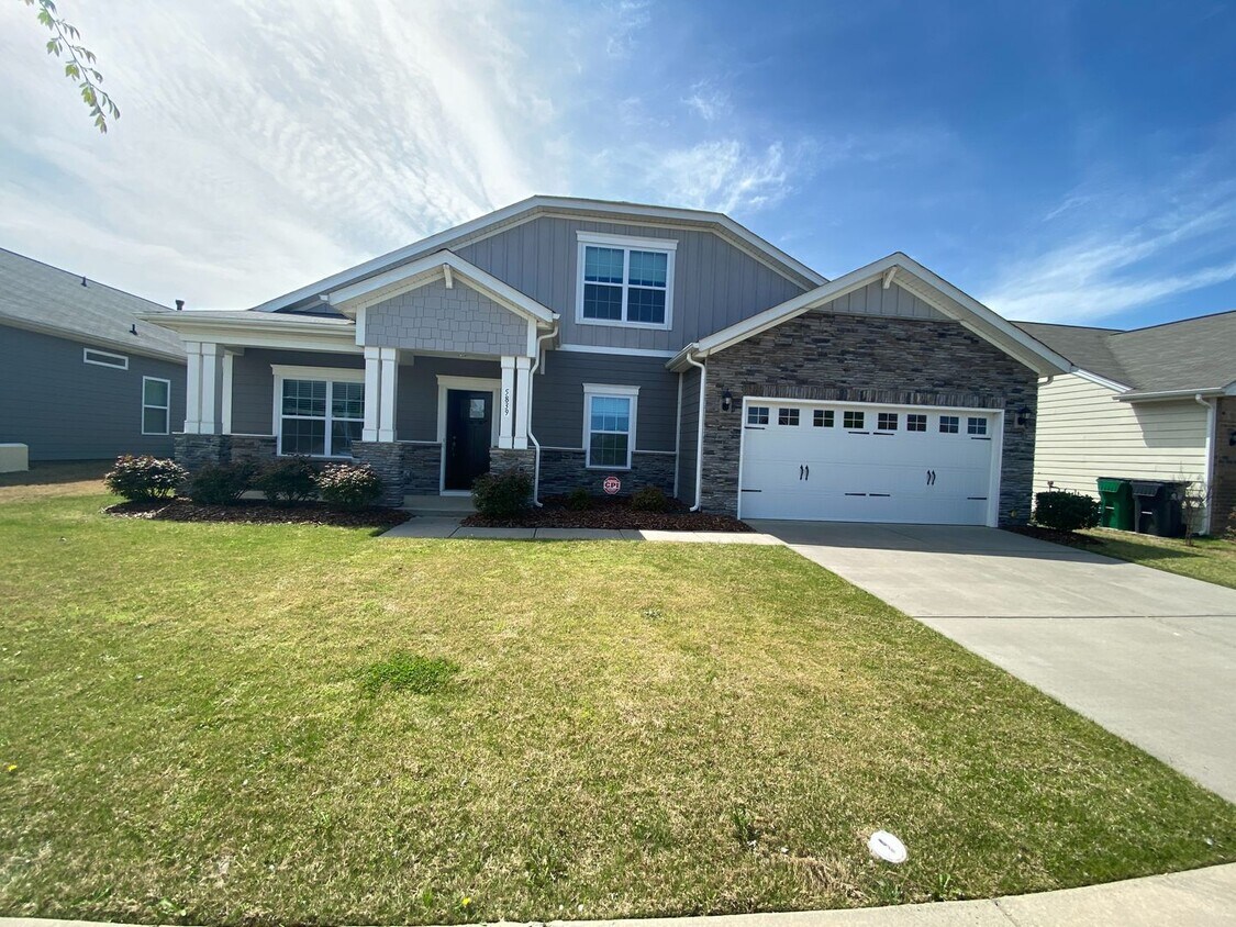 Primary Photo - Move-in ready, 1.5 story home located in t...
