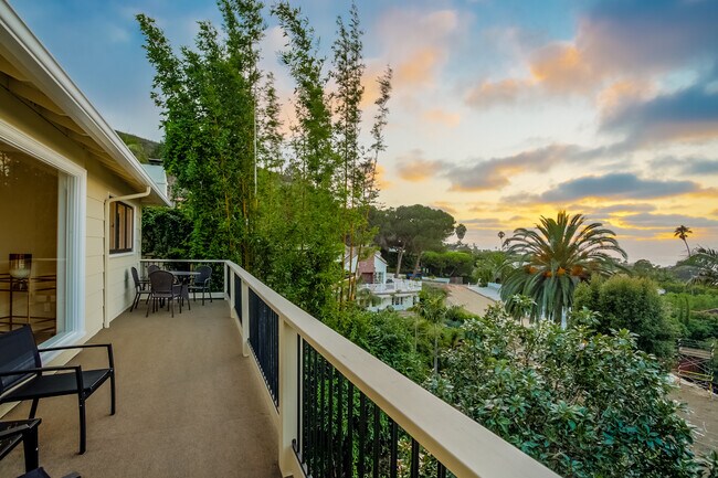 Foto del edificio - 7661 Hillside Dr