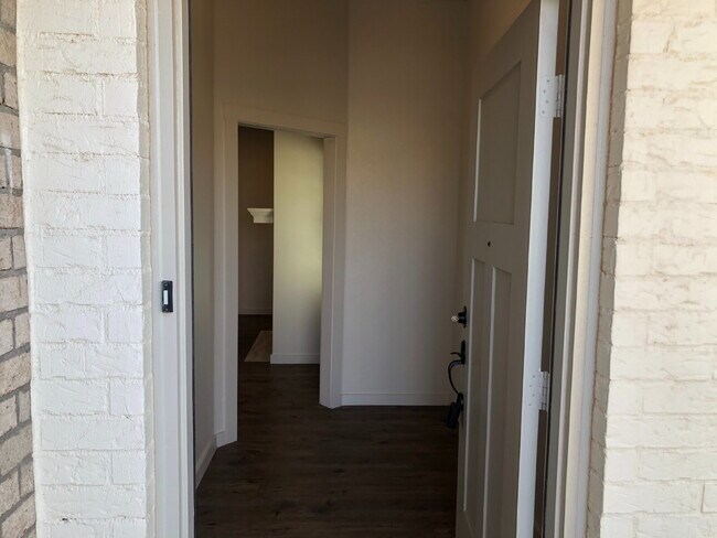 Building Photo - Beautiful well-maintained townhome