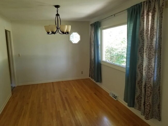 Dining room - 519 W Starin Rd