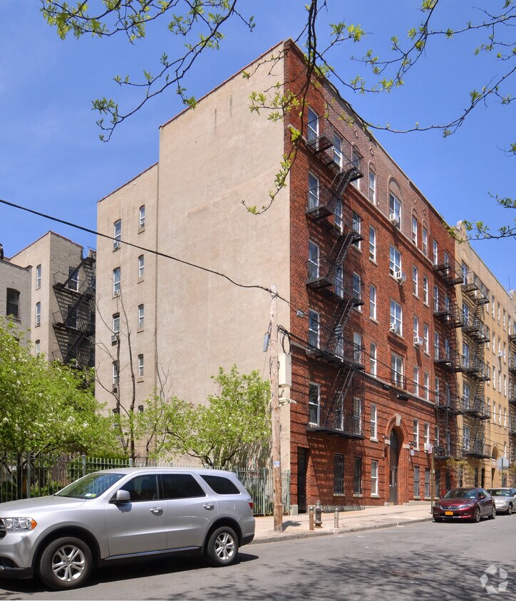 Primary Photo - 2075 Mohegan Ave