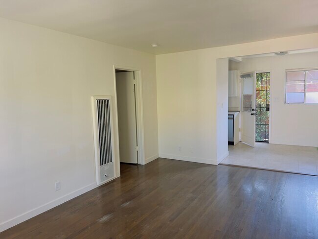 Foto del edificio - 4247 1/2 S Centinela Ave