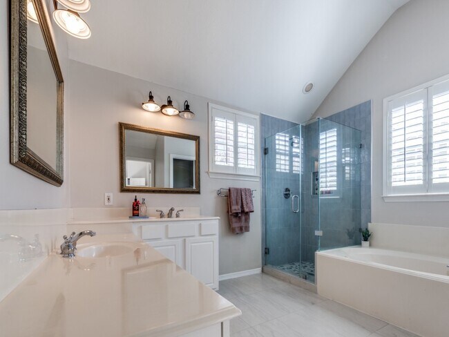 Building Photo - 1159 Enclave Square E