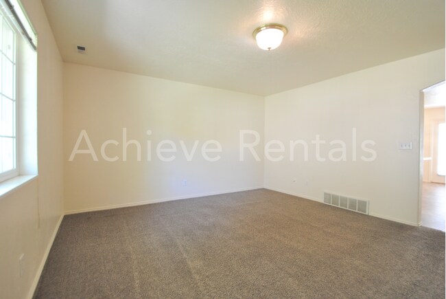 Foto del edificio - Yorkshire Village Townhome | Clubhouse & Basketball Court