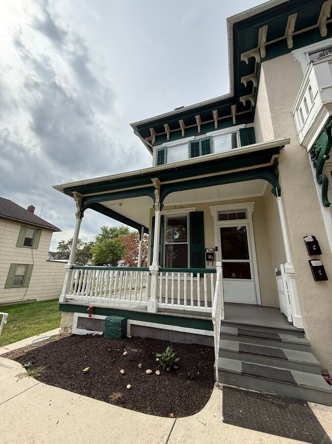 Building Photo - 128 N Barbara St