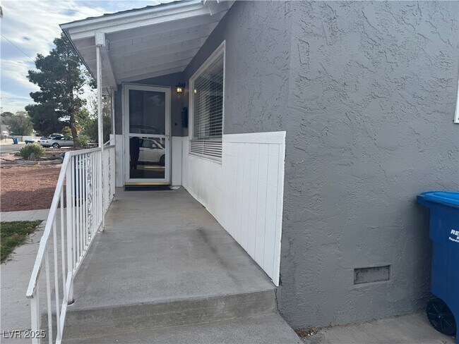 Building Photo - 1336 Darmak Dr