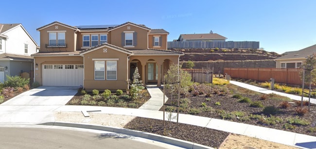 Exterior1 - 499 Russell Way