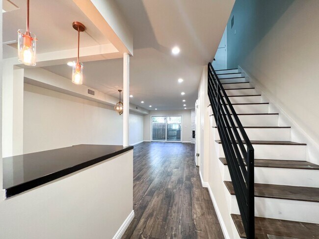Foto del edificio - Modern 2BR in Desirable Burbank