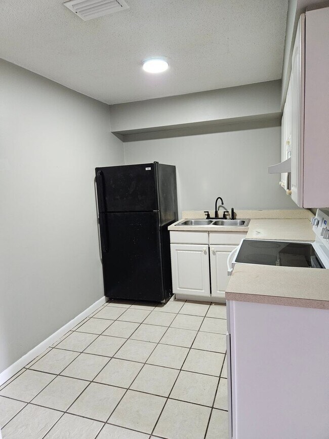 Building Photo - 2 Bed room 1 bath duplex