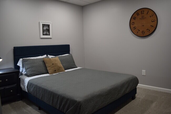 Dormitorio con amplio armario y cama queen. - 826 Terrace St