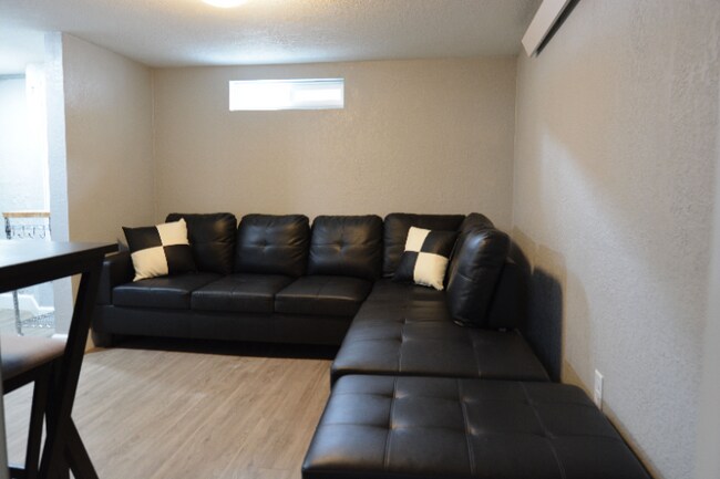 Foto del edificio - "Fully Furnished 1-Bedroom Basement Retreat in Cheyenne"