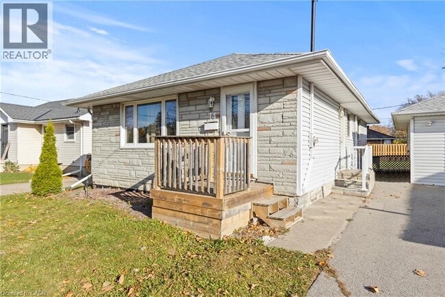 Building Photo - 14 Westmount Ave