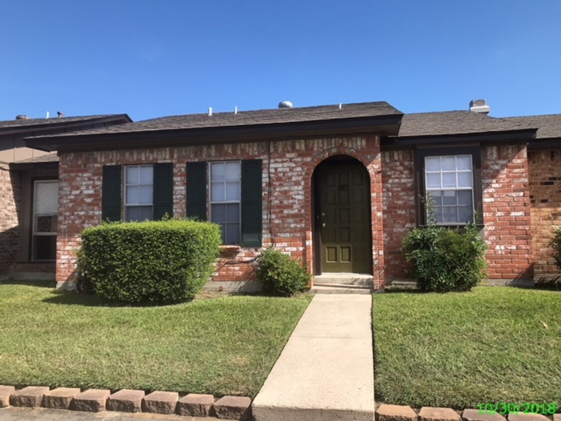 Primary Photo - 2 BEDROOM 2 BATH PATIO HOME WITH 1010 SF