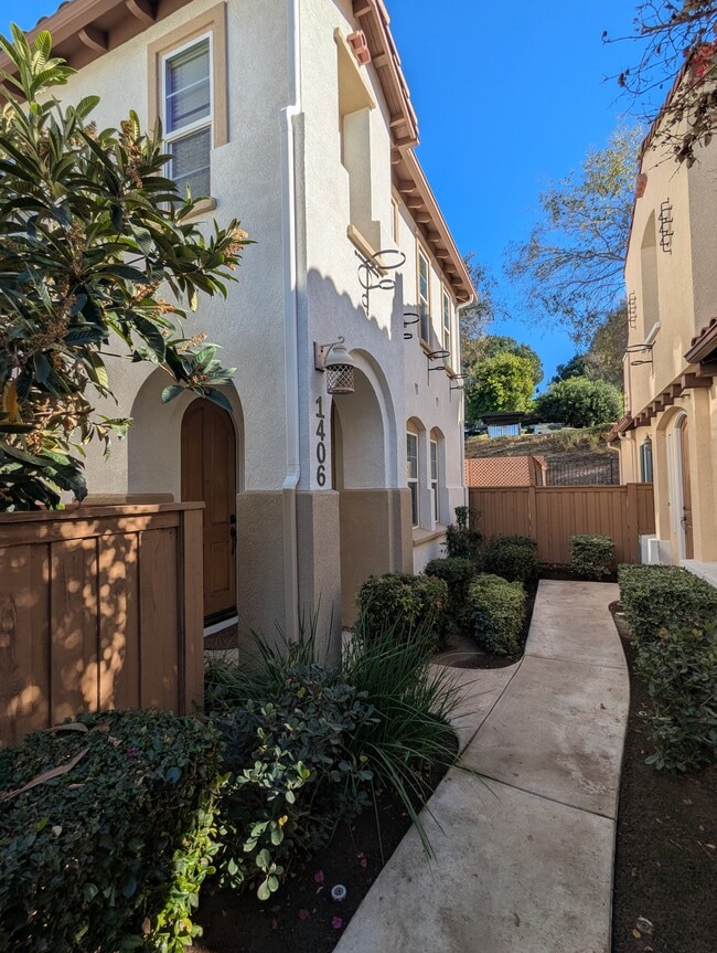 Front entry via semi-private walkway - 1406 Mosaic Glen