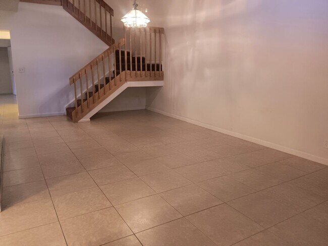 Building Photo - 2 Bed/ 2 Bath Townhome With Loft In Boca! ...
