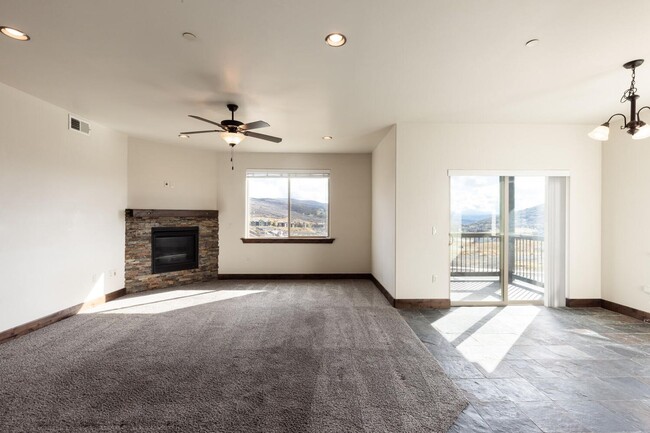 Building Photo - Unfurnished Condo in Black Rock Ridge