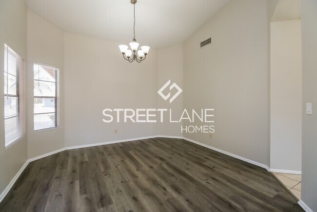 Foto del edificio - REDUCED! - Spacious 3 bedroom POOL home in...