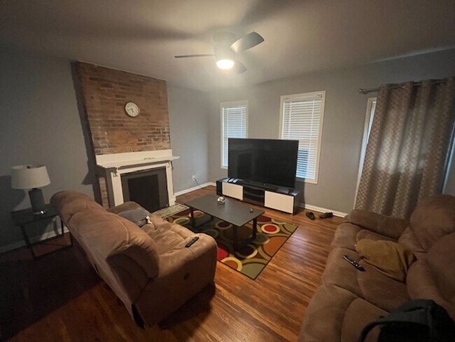 Foto del edificio - Spacious 3 bed, 1.5 bath duplex