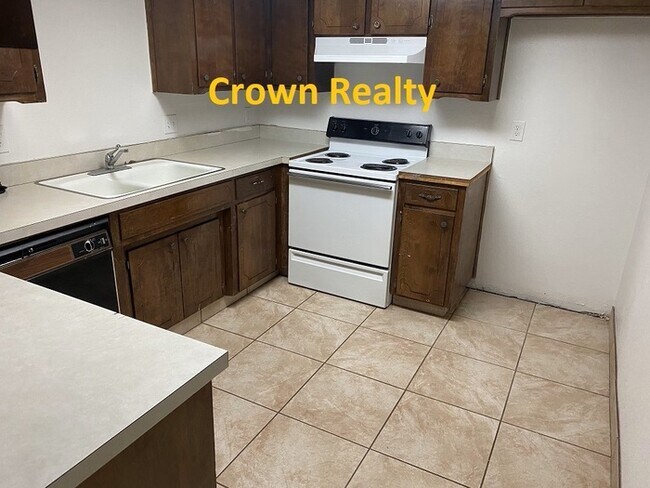 Building Photo - 2/1.5 Town home Off Mooney