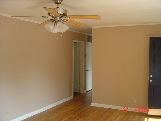 Building Photo - East Cone Blvd 3 BR conveninent to 29 & Sh...