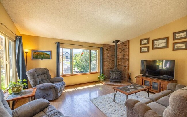 Foto del edificio - Charming 3-Bedroom Ranch for Rent in Prime...