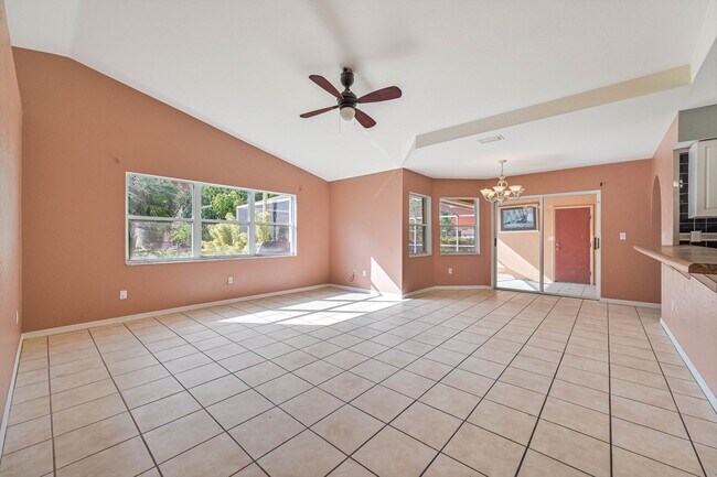 Foto del edificio - CAPE CORAL POOL HOME AVAILABLE NOW!