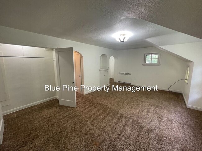 Building Photo - 302 12th St