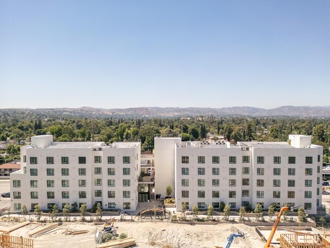 Building Photo - Woodlake Apartments