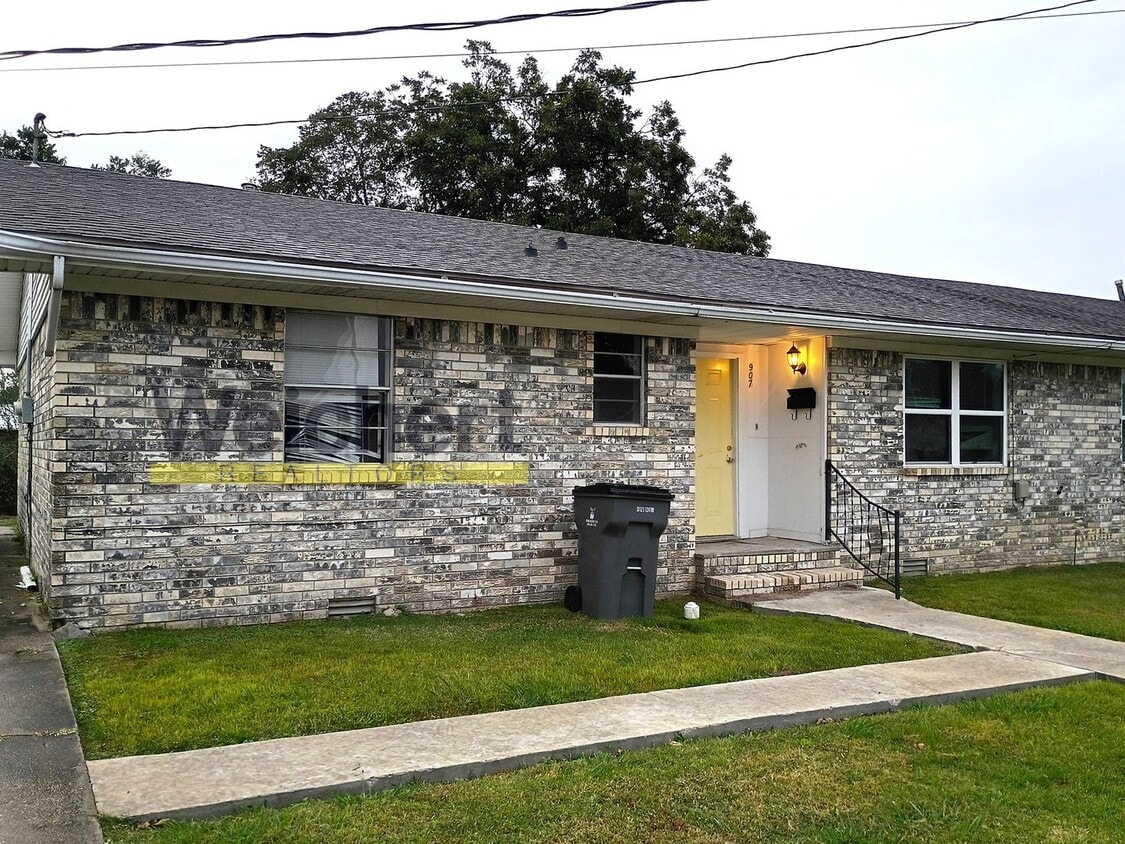 Primary Photo - Convenient 3BR/1.5BA Duplex Near Schools a...