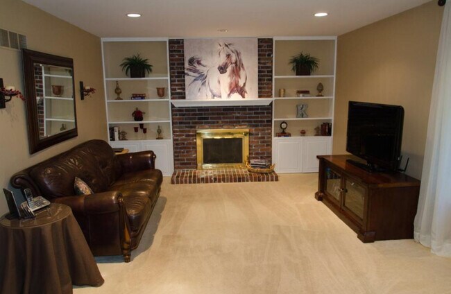 Building Photo - 123 Country Creek Ct