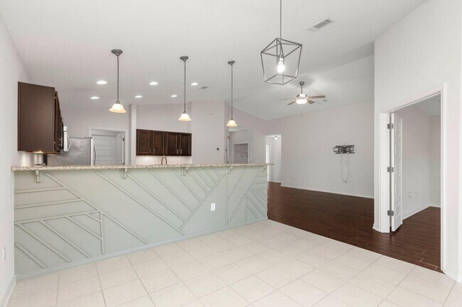 Building Photo - 8478 Island Dr