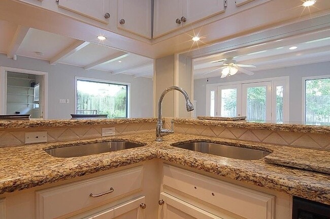 Foto del edificio - 8615 Ferris Dr