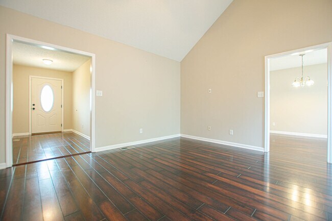 Building Photo - Three Bedroom with Bonus!