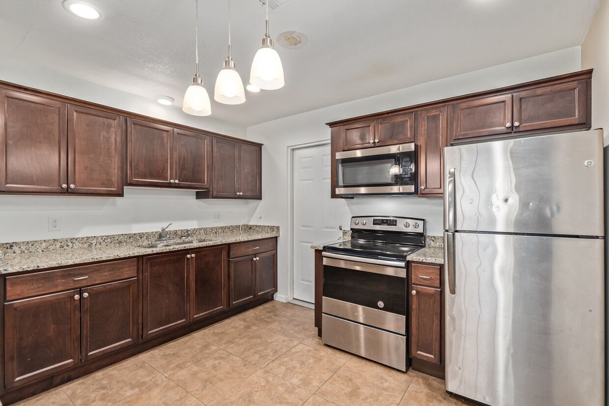 Primary Photo - Stylishly Remodeled 2B/1BA in Prime Phoeni...