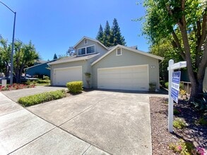 Building Photo - 815 Praderia Cir