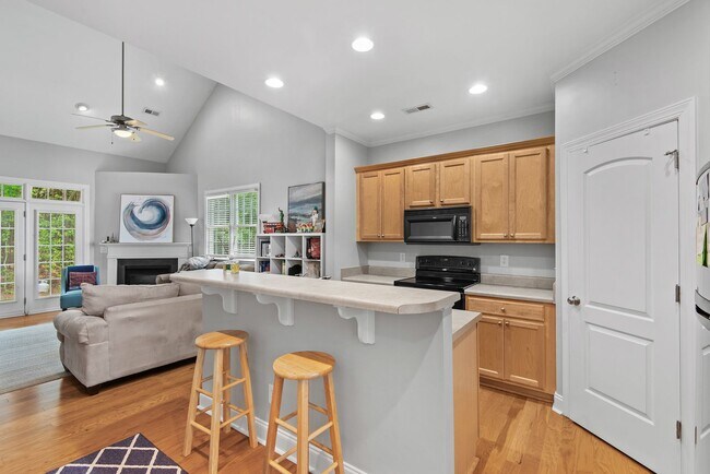 Building Photo - Townhome close to Duke!