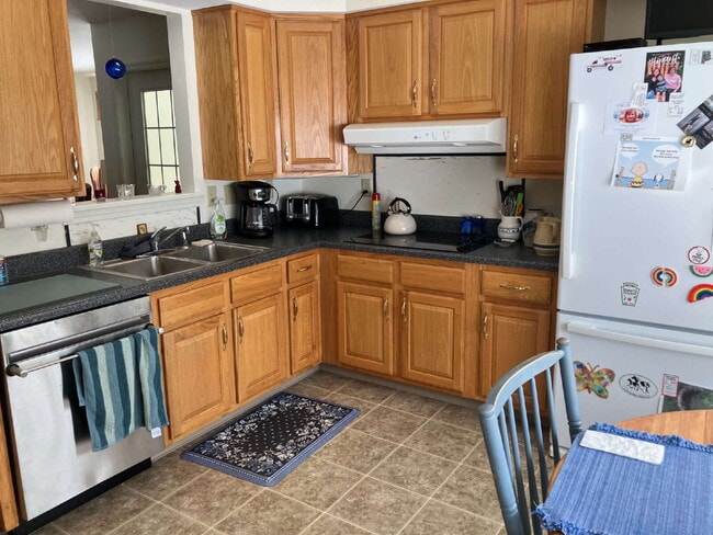 Building Photo - 3 Bedroom/Office 1.5 bath in the Village of Fairport - Available May 2026! $3,050/month