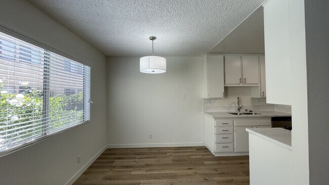 Foto del edificio - 24411 Newhall Ave