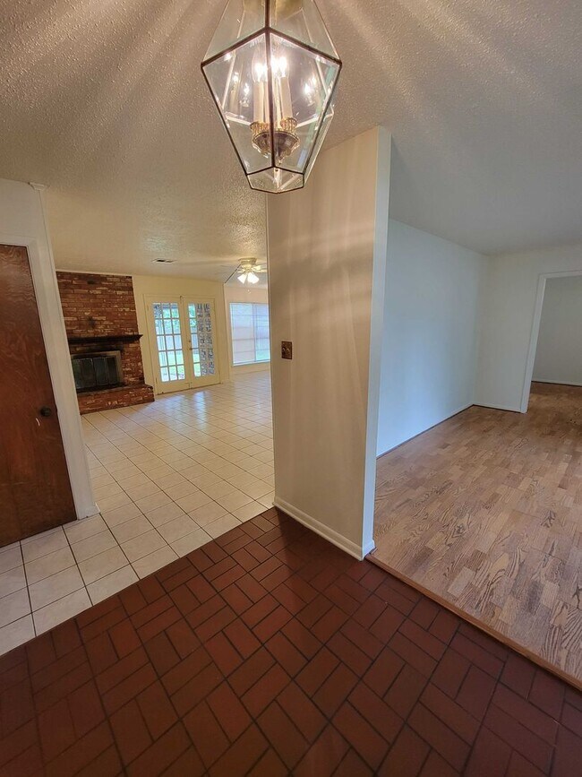 Building Photo - Bryan - 4 bedroom / 3 bath house close to ...